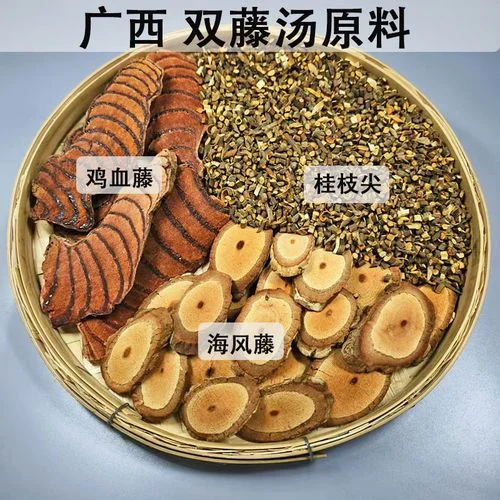 酿酒师亲手将切好的双肾藤根放入玻璃酒瓶中，展示泡酒的第一步操作_1
