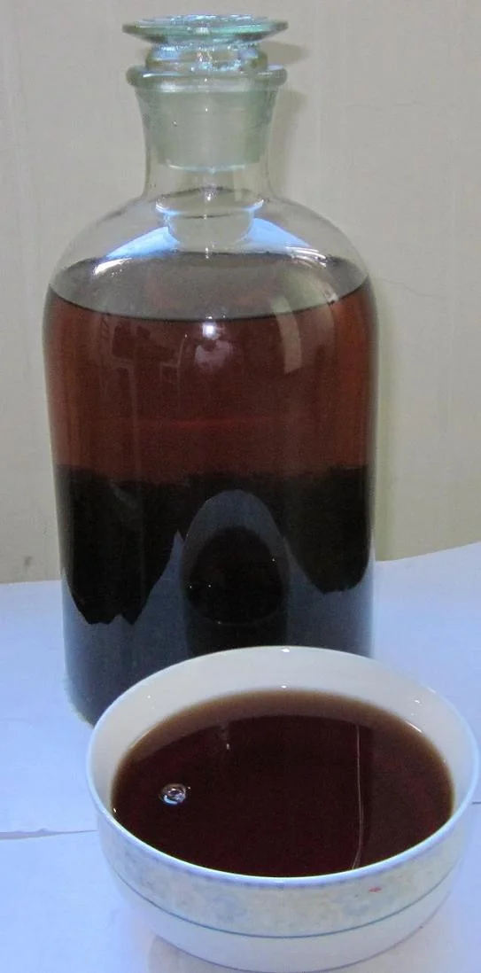 酿酒师正在处理黑蚂蚁并准备将其放入泡酒罐中_1