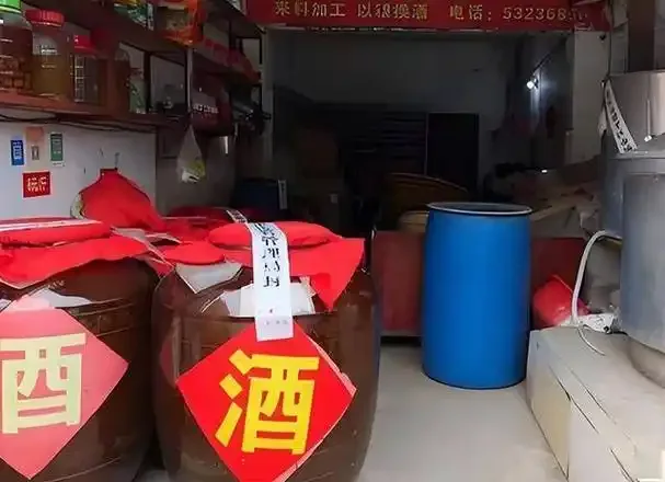 小酒坊中一个敞开的土陶酒坛，坛壁有霉斑，背景杂乱，暗示传统工艺背后的卫生与储存风险。_1