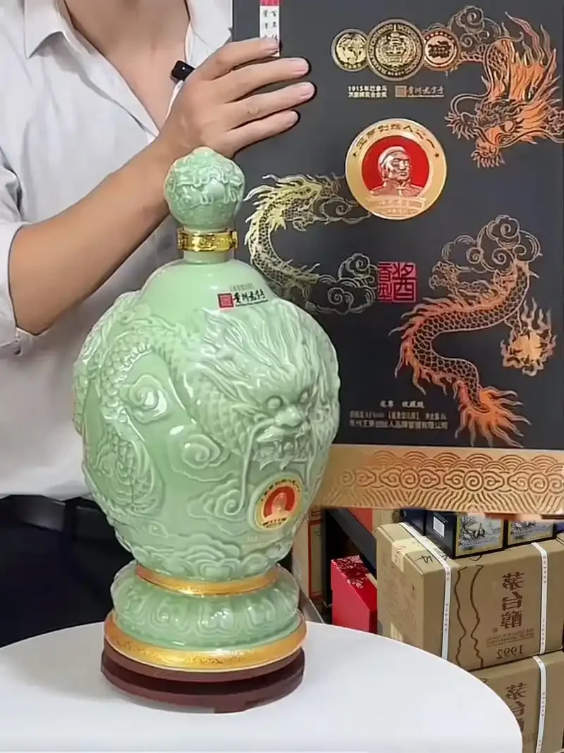 资深酿酒师在藏酒室中品鉴陈年白酒，探讨白酒收藏价值_1