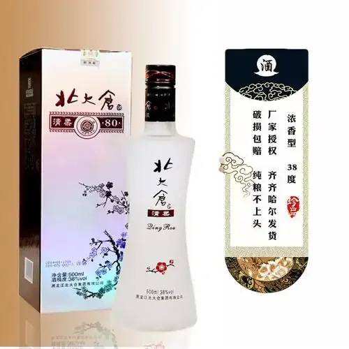 一杯清澈的琥珀色高粱酒特写，放置在传统酒坊的木桌上，背景是陶缸和高粱，展现纯粮酒的质感与酿造氛围。_1