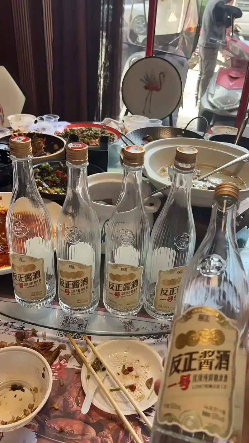 传统粮食酿酒与现代化工勾兑的对比插画，形象展示了两种不同工艺的核心场景。_1