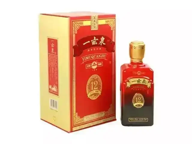 一瓶一亩泉酒摆放在传统酿酒作坊的木桶旁，展现其质朴的酿造背景_1