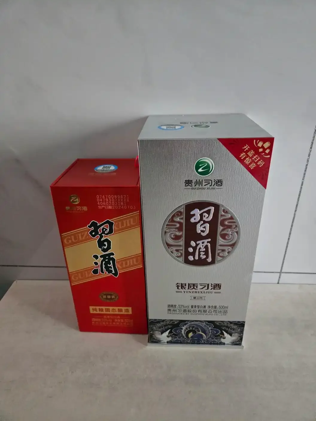 酿酒师在作坊中查看优质酿酒高粱，探讨性价比纯粮酒的关键在于原料与工艺_1