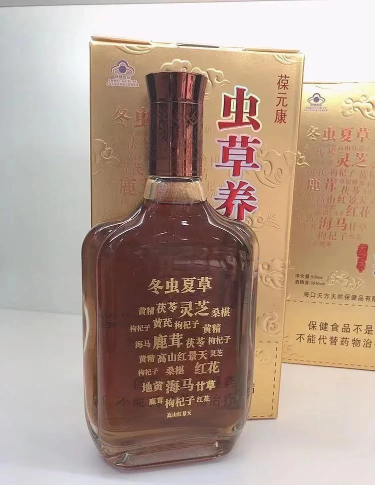 一瓶正在浸泡的虫草养生酒特写，虫草清晰可见，背景是酿酒师的工作台。_1