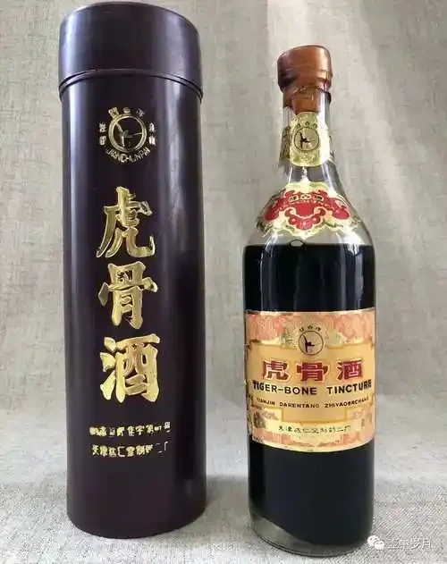 传统中式陶瓷酒坛与酒具特写，旁边摆放着红花、巴戟天、枸杞等可用于泡酒的草本药材，展现药酒的文化氛围。_1