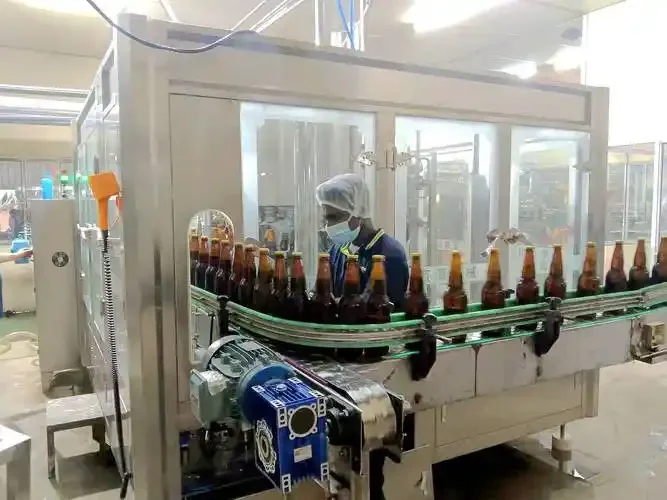 家庭精酿啤酒设备工作台实景，包含煮沸锅、发酵罐、温度计和原料_1