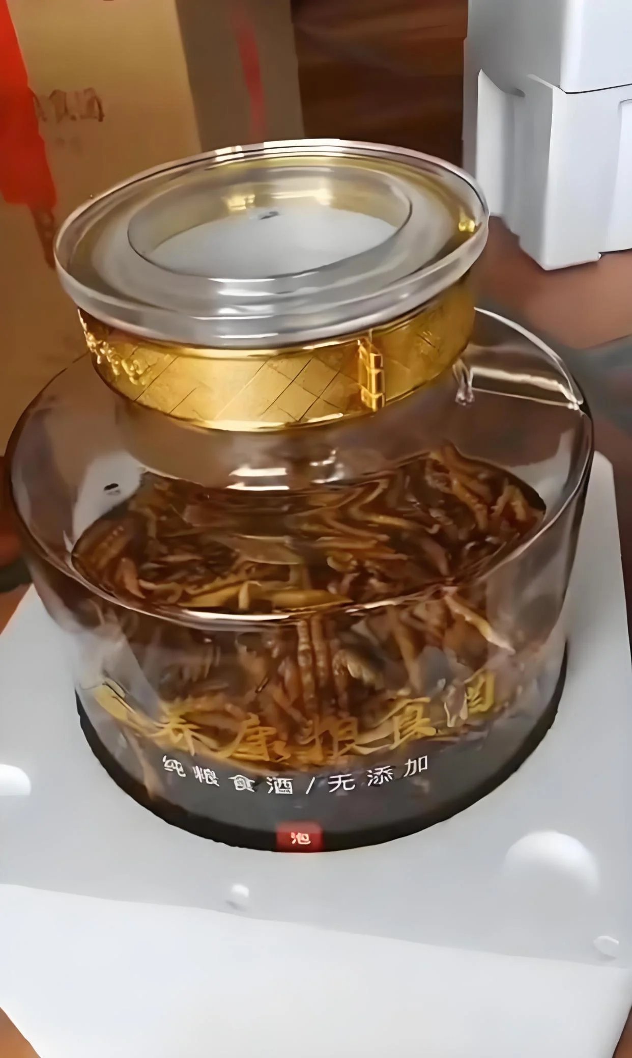 贵州虫草泡酒材料准备与浸泡过程特写，展示虫草、玻璃瓶、电子秤等关键工具_1