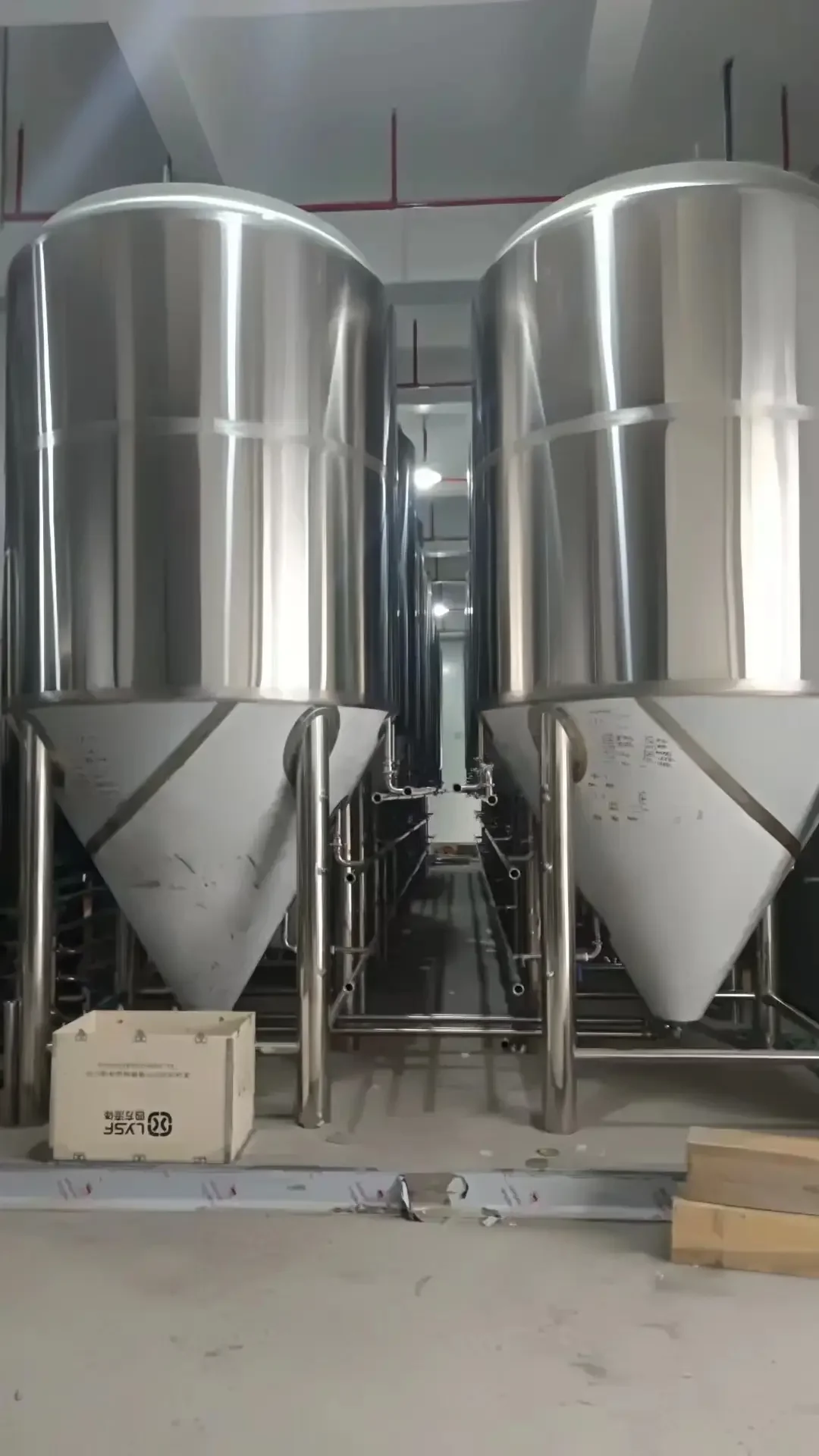 小型精酿啤酒设备（糖化煮沸一体机与发酵罐）在专业作坊内的实景图_1