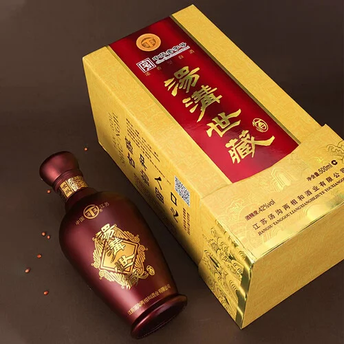 资深酿酒师在古朴的桌面上品鉴世藏酒，旁边有古籍和酿酒器具，营造专业与时光感_1