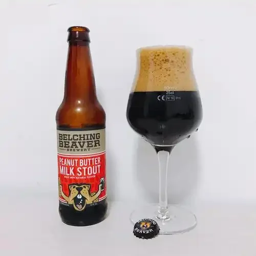 家庭酿造美国精酿啤酒时投放啤酒花的特写画面，展示酿造过程的核心步骤。_1