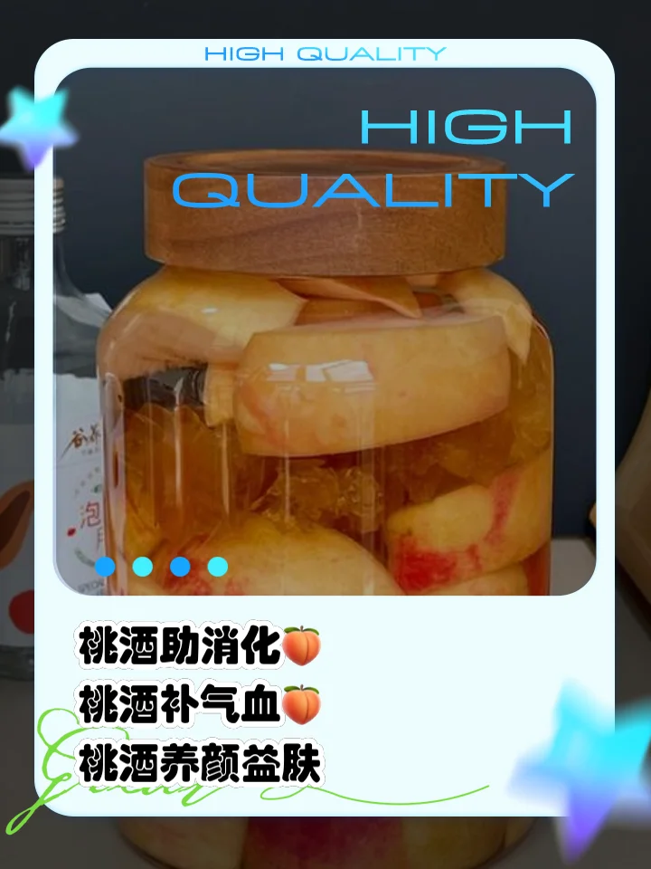 家庭自酿桃子酒准备过程：玻璃罐中分层放置着黄桃块和冰糖，旁边是新鲜桃子和酿酒工具。_1