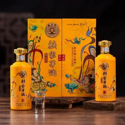 赖正忠封藏30酒的瓶身与品鉴杯特写，展示其陈年酒液的琥珀色泽。_1