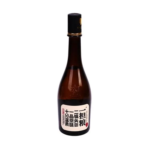 贴有‘一担粮’标签的粗陶酒坛，阳光照射下充满传统酿造作坊的质朴感_1