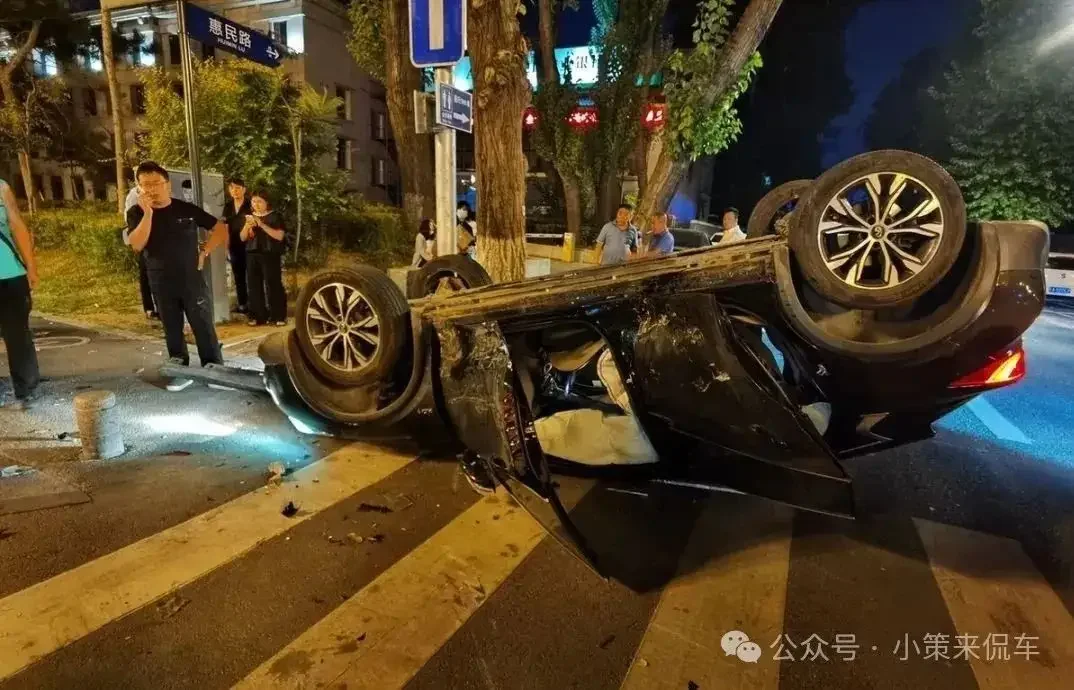 冷静处理酒驾事故现场：车主在夜晚路边报警，车辆轻微受损_1