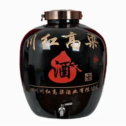 一碗饱满的红色高粱与一瓶微黄透亮的红高粱散酒对比图，展示原料与成品的关系。_1