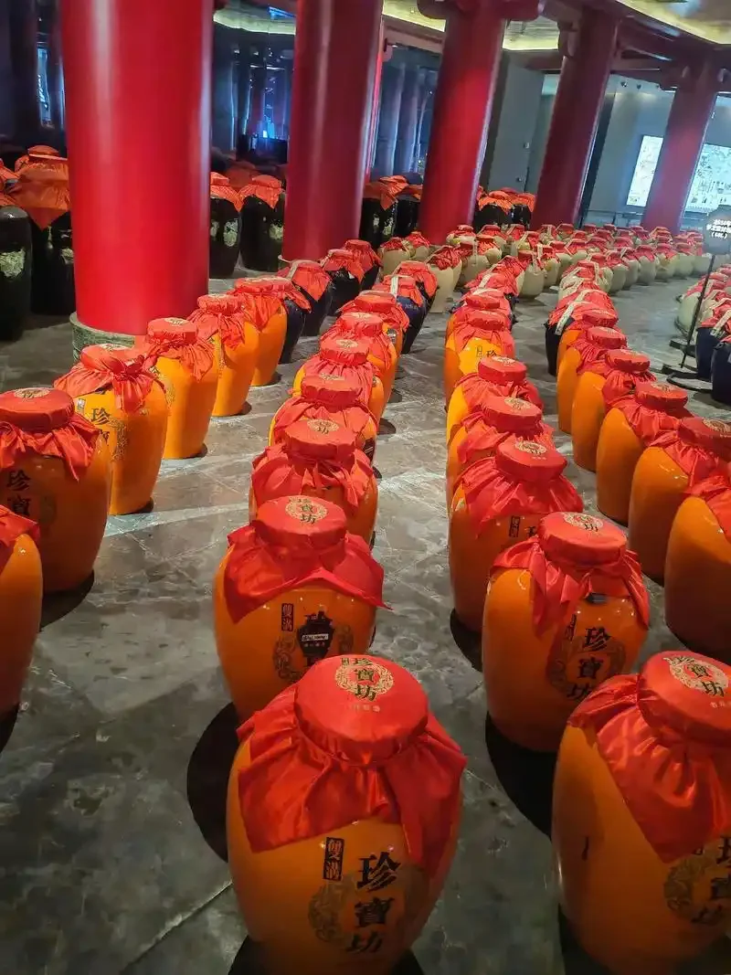 一瓶窖藏老酒与新鲜枸杞、人参等泡酒材料并置，中间是一个空的玻璃泡酒罐，象征着关于用老酒泡东西的选择与思考。_1