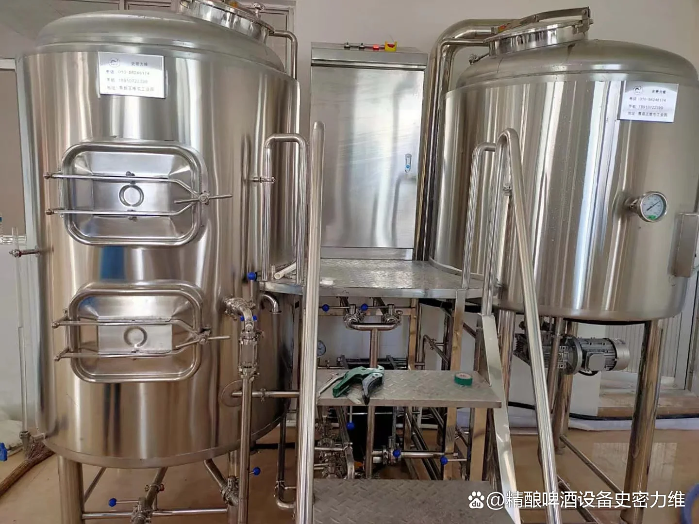 小型家用或微型啤酒酿造设备实景展示，包括糖化煮沸罐和发酵罐_1