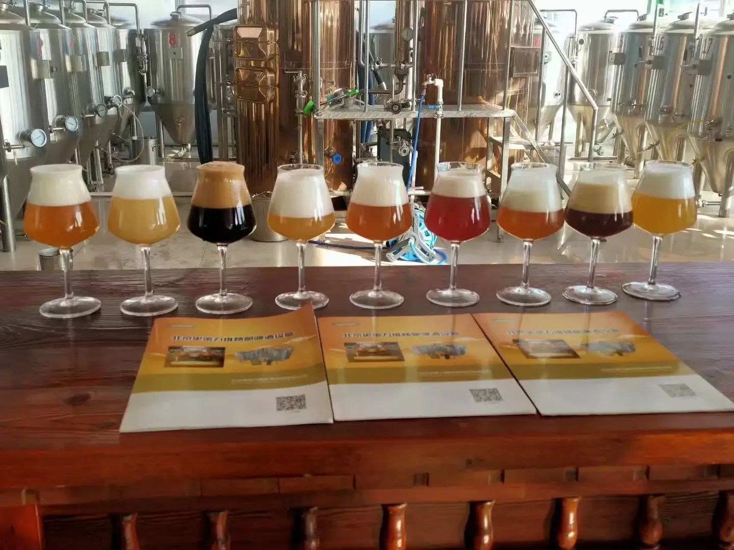 酿酒师在检查精酿啤酒设备的不锈钢焊接工艺细节_1