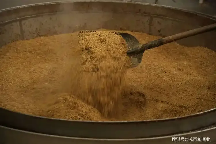 液态法白酒与固态法白酒发酵过程对比图，左侧为液态发酵缸，右侧为固态发酵陶缸_1