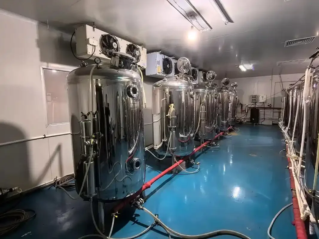 酿酒师正在对传统水泥发酵池进行喷洒消毒作业，确保发酵环境洁净_1