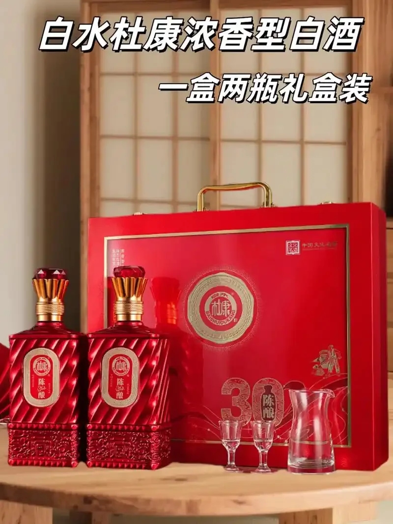 酿酒师工作台：几款常见的低端浓香白酒与品酒杯，用于对比讲解如何挑选。_1