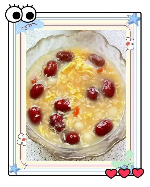 一碗拌好红糖的糯米饭，用于制作红糖酒米饭的初始步骤特写_1