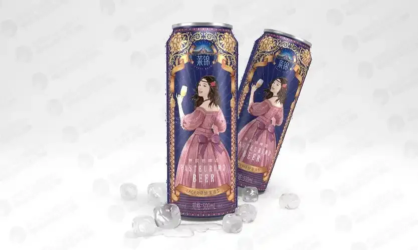 家庭精酿啤酒发酵中的特写：玻璃发酵罐内，金棕色的麦汁正在活跃发酵，顶部有厚厚的奶油状泡沫，空气锁在冒泡，背景是模糊的糖化桶和酿酒原料。_1