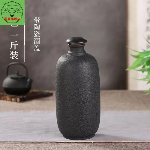 酿酒师正在为土陶酒坛进行传统泥封操作的特写照片_1