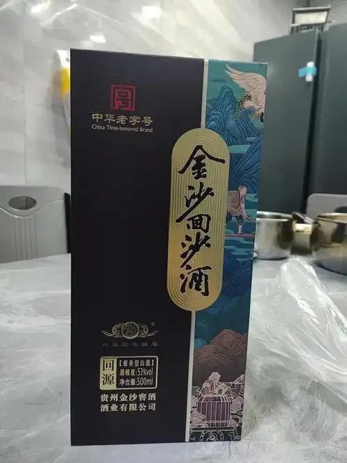 酿酒师摊晾酱香型白酒原料红缨子高粱，展现传统酿造工艺的关键环节。_1