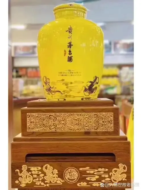 半舍酒品鉴场景：一瓶半舍酒正在被倒入陶瓷杯中，旁边是酿酒原料，营造出专业品鉴的氛围。_1