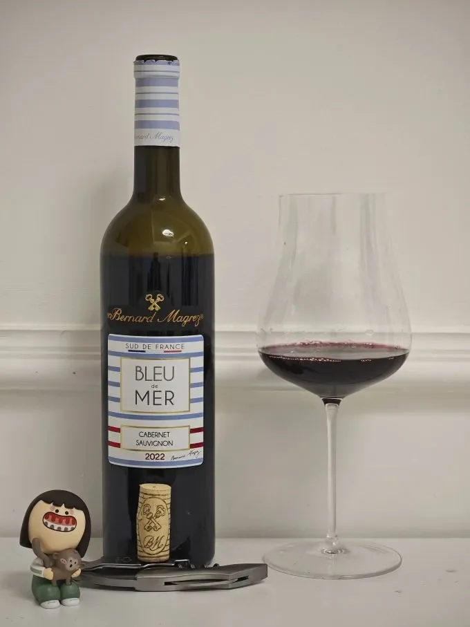 红葡萄酒酿造现场：贝玺葡萄与发酵桶_1