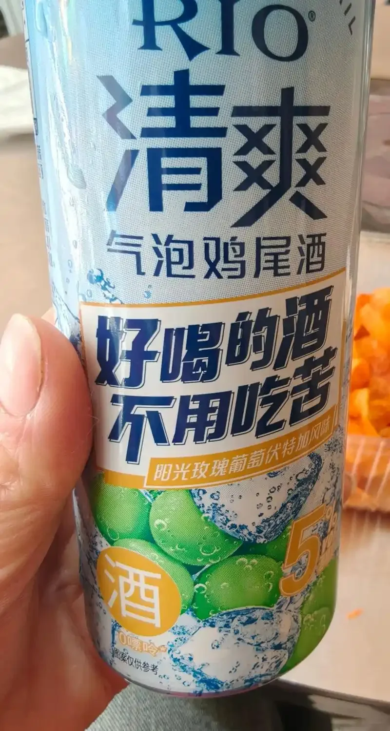 用于酿酒的土豆块和酒曲，展示土豆酿酒的原料准备阶段_1