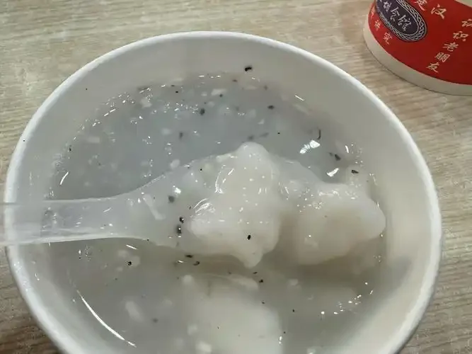 家庭酿造桂花糊米酒所需材料与发酵过程特写：玻璃罐中的米酒、糯米、干桂花和酒曲。_1