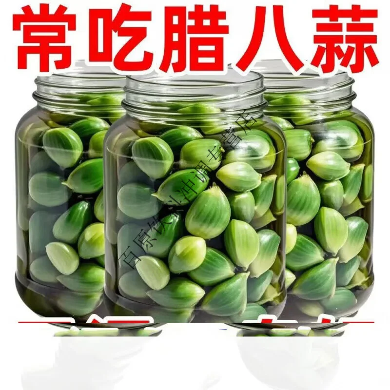 泡菜坛子与白酒、黄酒及腌制蔬菜的摆放,展示腌咸菜放酒的场景_1