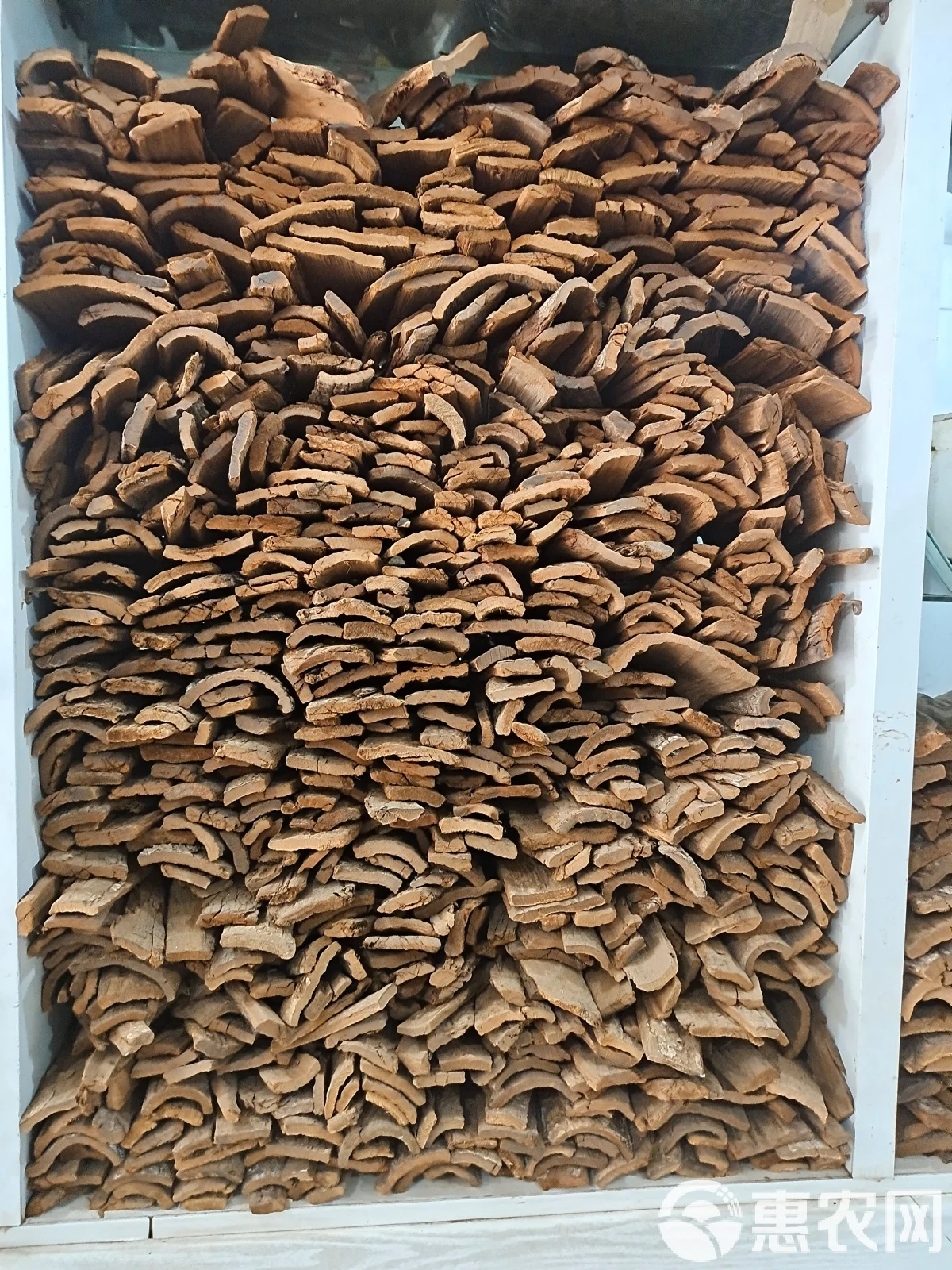 安哥拉树皮与枸杞、玛卡等药材在玻璃泡酒罐中的特写照片_1