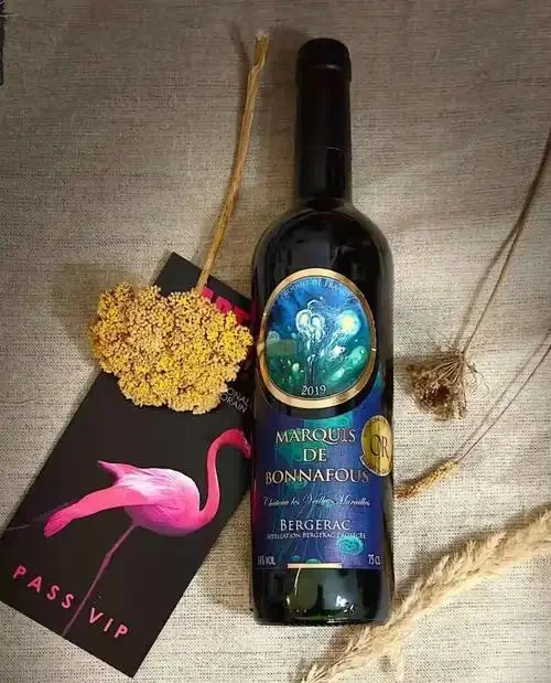 倾斜的红酒杯，特写酒液颜色、光泽与挂杯现象，背景为模糊的葡萄酒酒标，用于鉴别真伪的视觉参考。_1