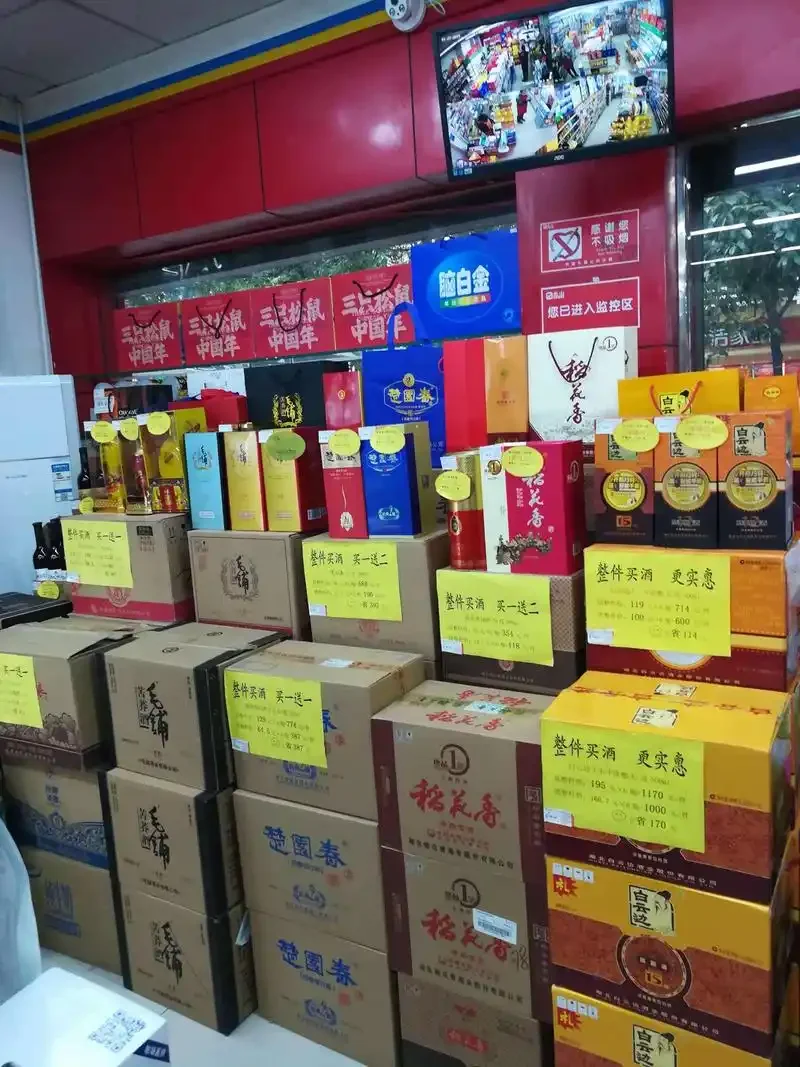 适合长期存放的三种不同类型白酒对比：酱香、浓香、清香，展示在古朴木桌上。_1