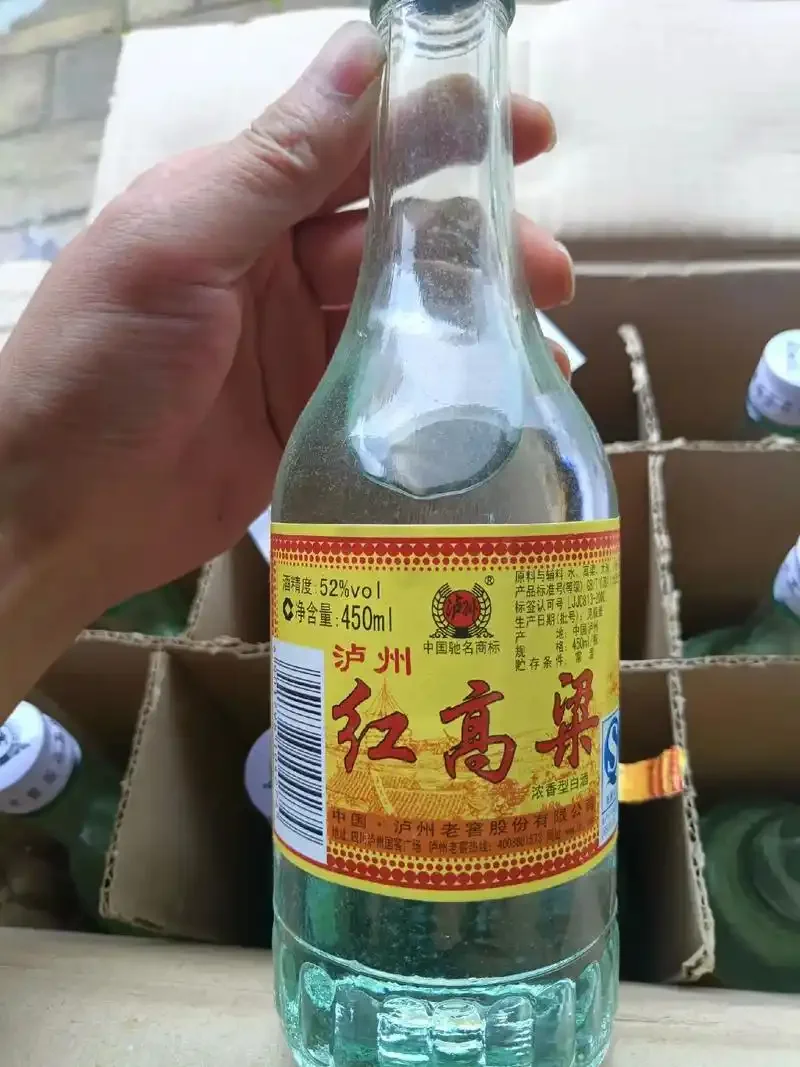 红高粱与酿酒工具特写：簸箕中的红高粱颗粒饱满，旁边是传统竹制酒甑，展现了浓香型白酒酿造的传统工艺场景。_1
