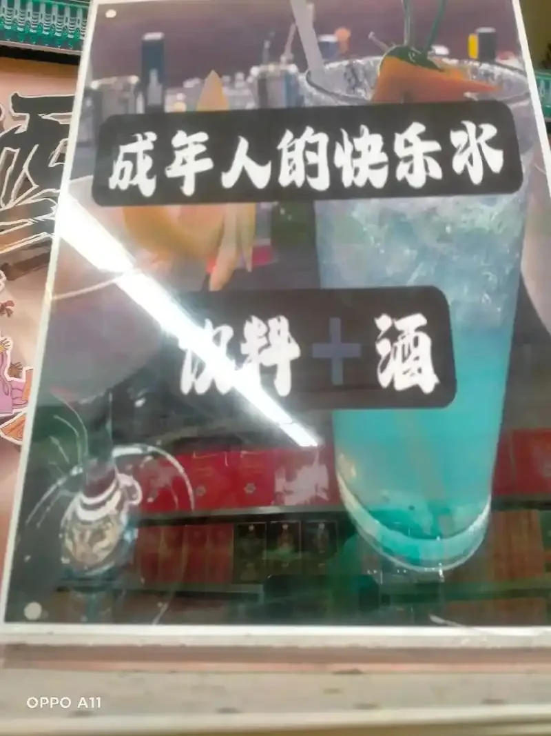 传统酒坊木桌上，优质的高粱、小麦等粮食与一杯清澈的新酒并置，展现‘酒是粮食精’的视觉化含义。_1