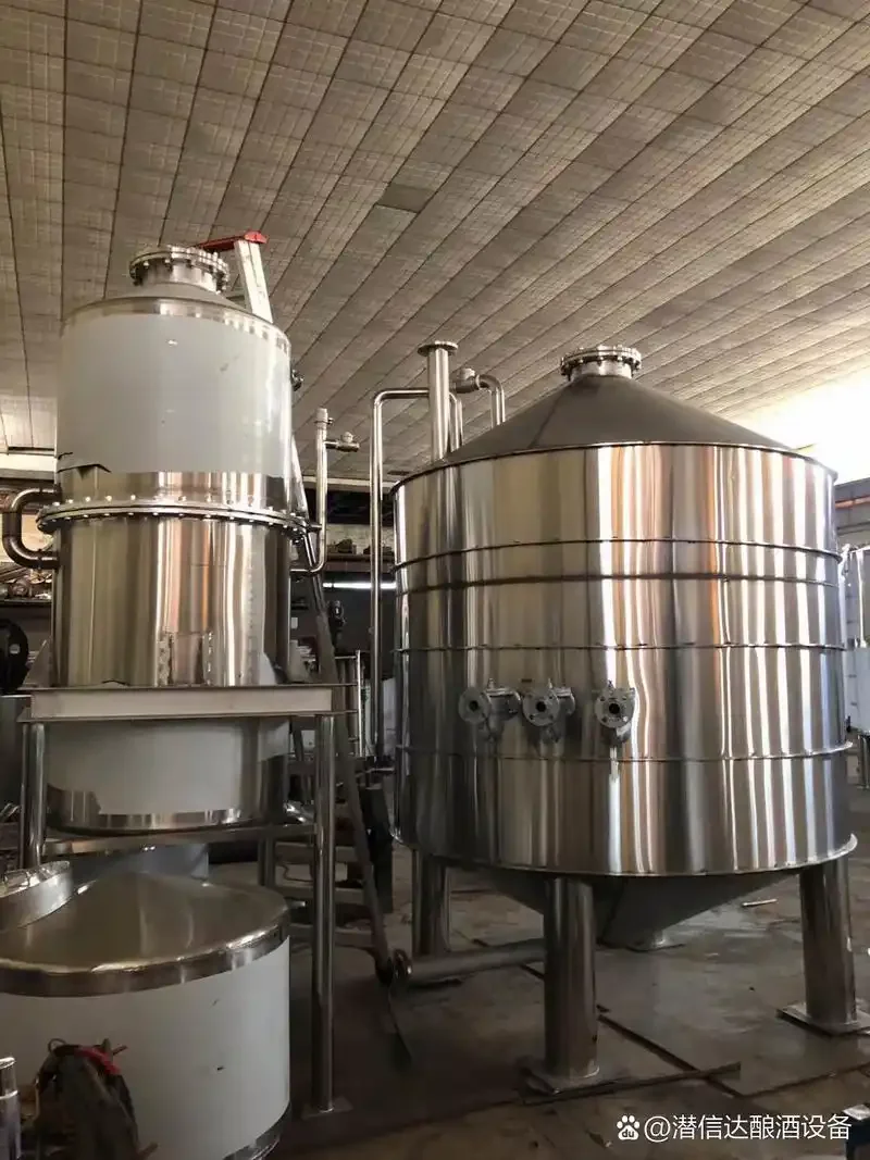 传统小型铜锅酿酒设备特写,铜锅表面光亮,工具摆放自然,整体氛围专业而富有生活气息。_1