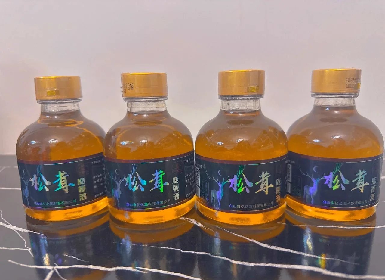 酿酒师工作台上对比展示鲜鹿鞭与干鹿鞭，以及中间已泡好的鹿鞭酒成品。_1