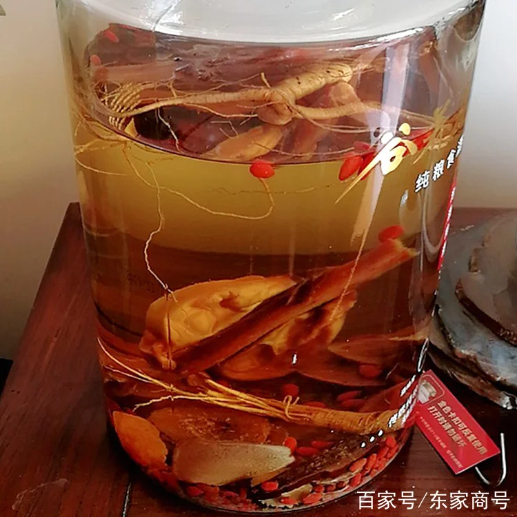 干鹿茸泡酒过程展示：琥珀色酒瓶中浸泡着鹿茸切片，旁边有原材料和测量工具。_1