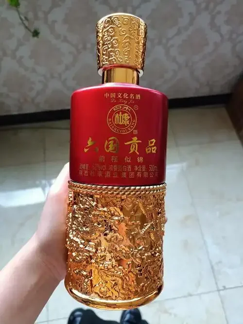 酿酒师在南楼山酒坊内，分享挑选高性价比浓香型白酒的心得与实物展示。_1