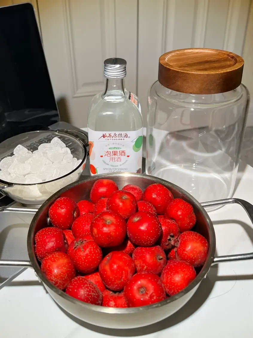 家庭自酿山楂酒：玻璃罐中鲜红山楂与琥珀色酒液的特写_1