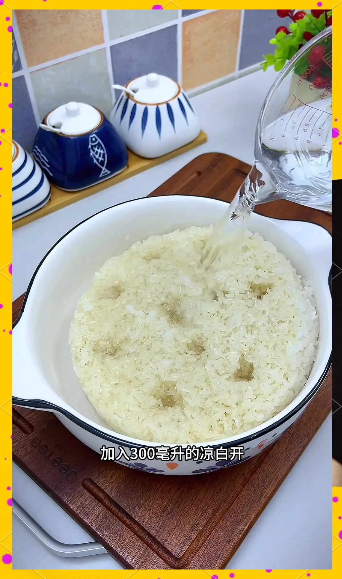 家庭自制甜酒酿特写：透明玻璃罐中洁白晶莹的糯米饭正渗出清澈的酒汁_1