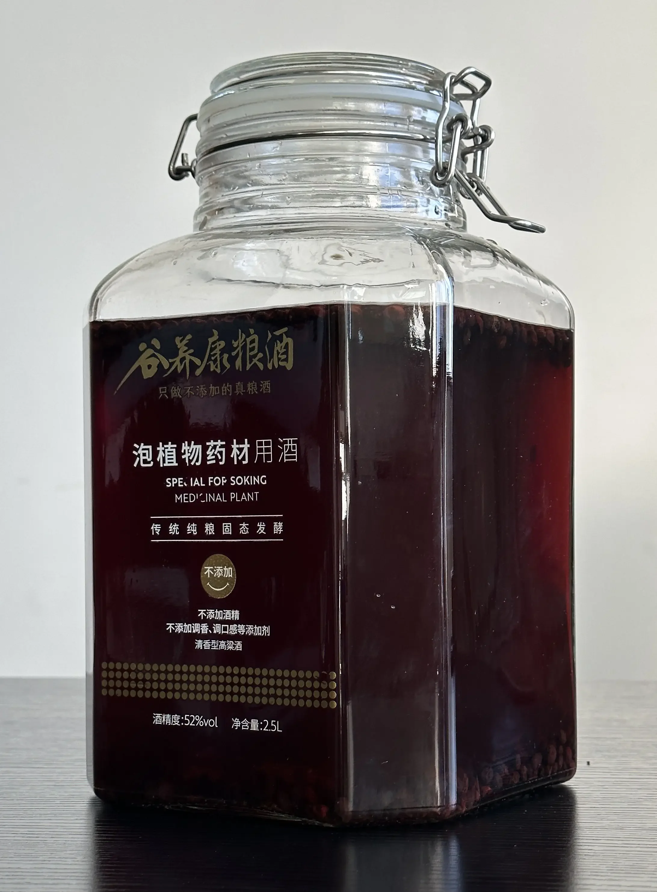 透明玻璃瓶中用高度白酒浸泡的黑蚂蚁酒特写，展示正确的泡制状态与材料_1