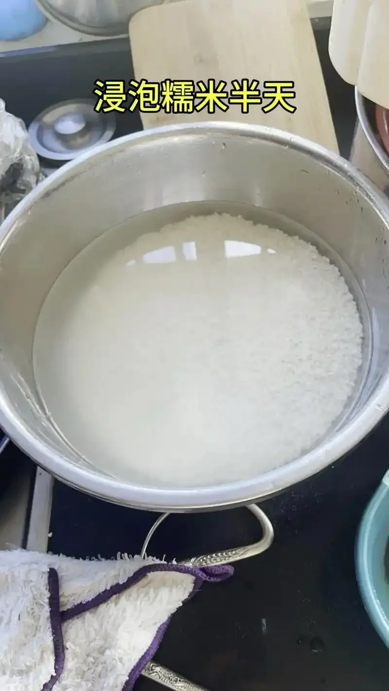 传统手工酿酒场景：老师傅正在将蒸熟的粮食从木甑中取出摊凉，准备进行糖化，蒸汽缭绕，充满匠心氛围。_1