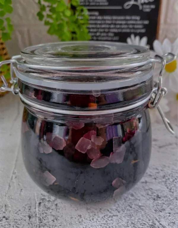 桑葚酒发酵初期,玻璃罐中桑葚果肉与汁液混合的实拍图_1