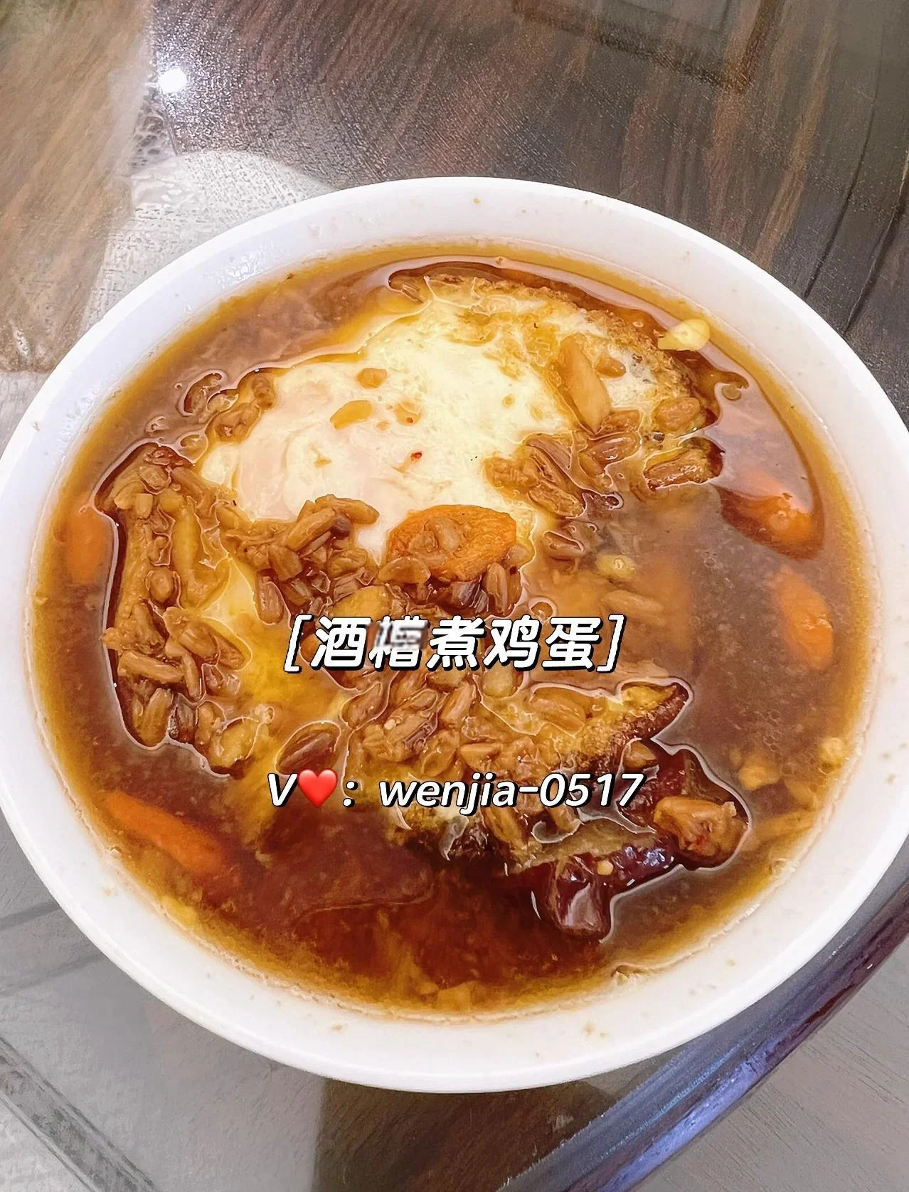 传统方法腌制的咸鸡蛋：陶罐中的生鸡蛋与切开后油润红亮的熟咸鸡蛋特写对比。_1